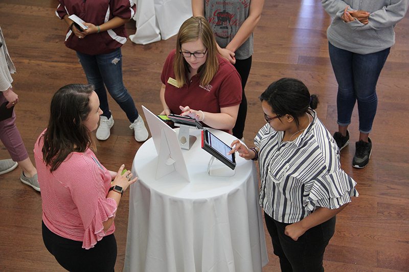 Students signing up for Meredith Mentors