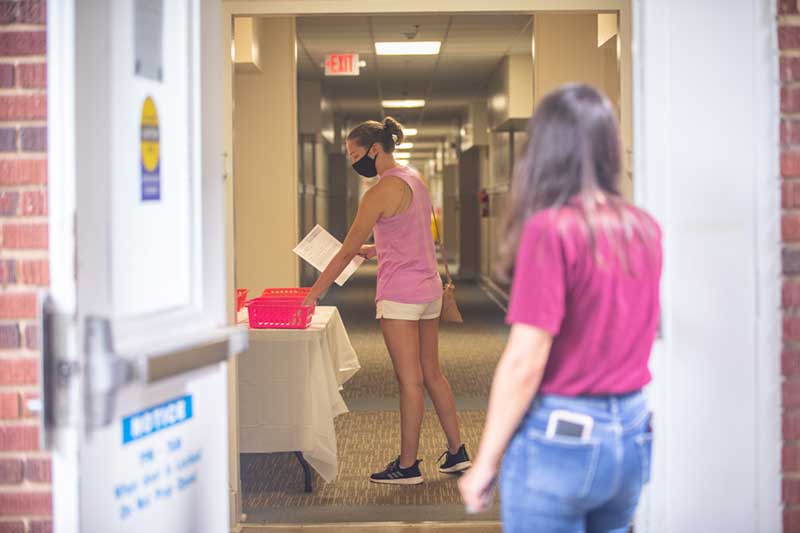 students moving into residence hall
