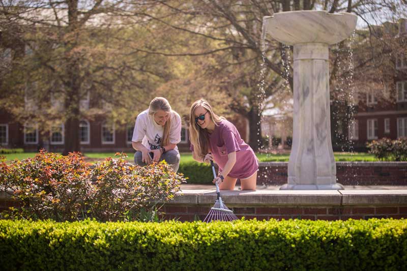 Students Looking for Crook in the Heck Fountain