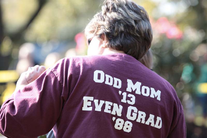 Parent in shirt that says Odd Mom '13 Even Grad '88