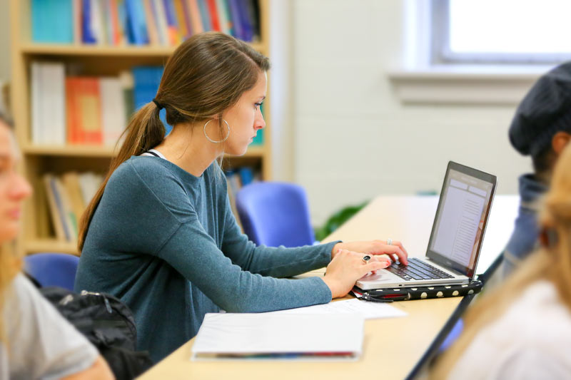Una estudiante de Meredith trabajando en la computadora durante la clase.